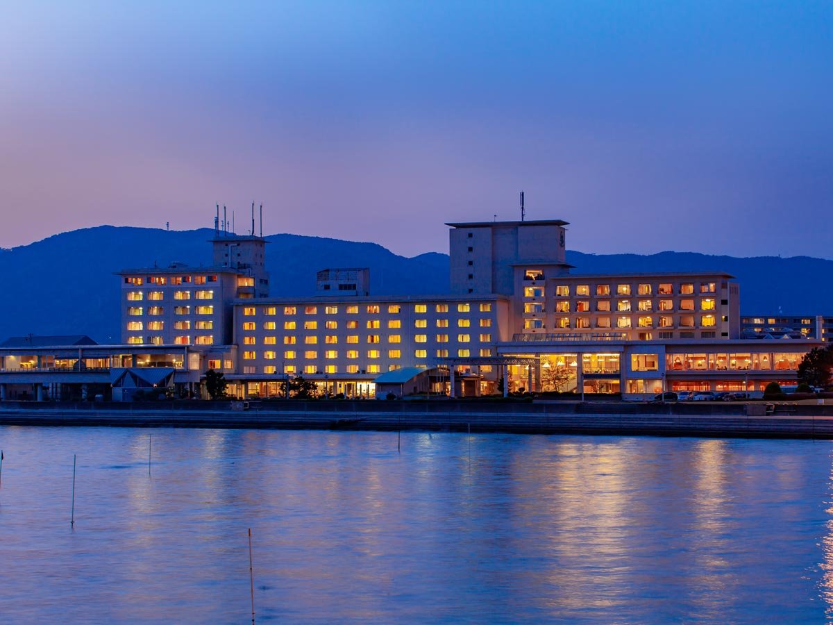 ～ホテル竹島外観　夕刻～　三河湾に佇むホテル、客室からはオーシャンビューを愉しめます。