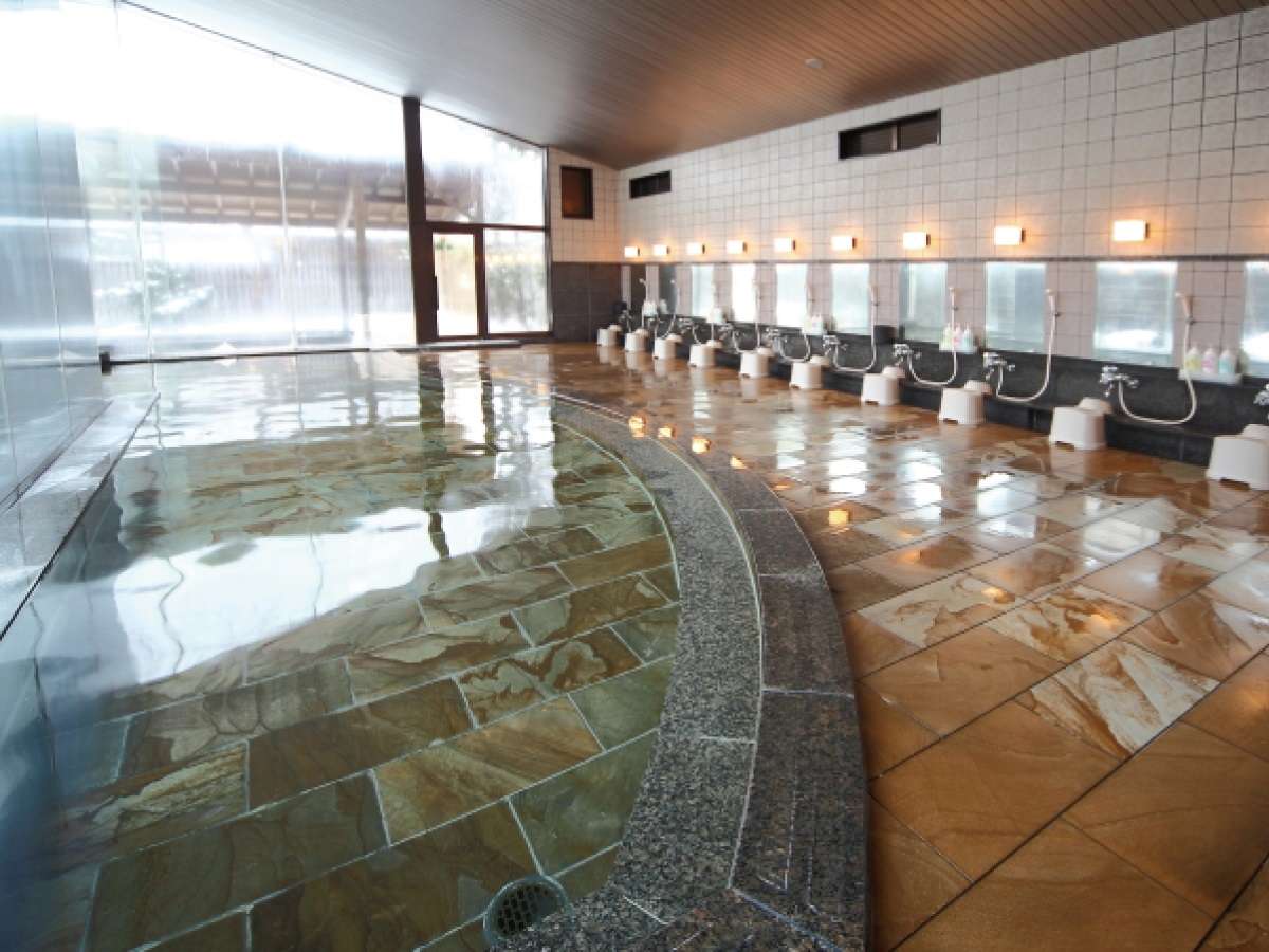 【 大浴場 】450余年の歴史ある名湯「鶯の湯」を明るく大きなお風呂でご堪能いただけます♪