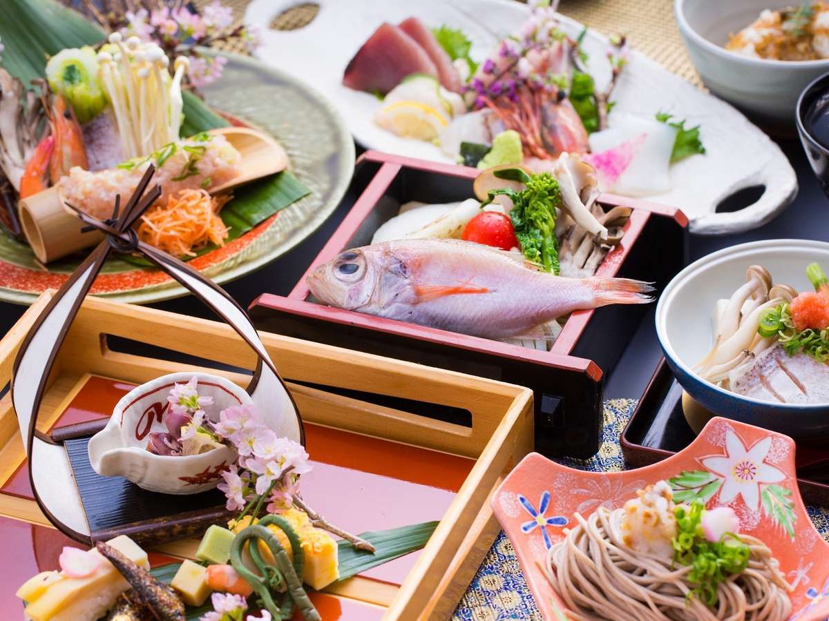 前菜・お造りが豪華に旬魚の温泉よみがえり蒸しも美味。