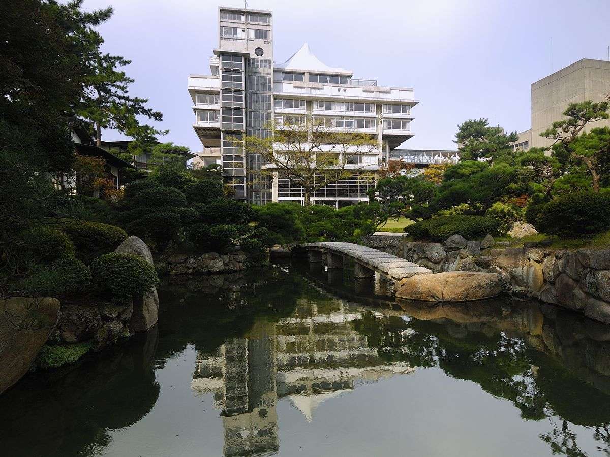 庭園から見た本館「天台」の外観。菊竹清訓先生設計の代表建築です