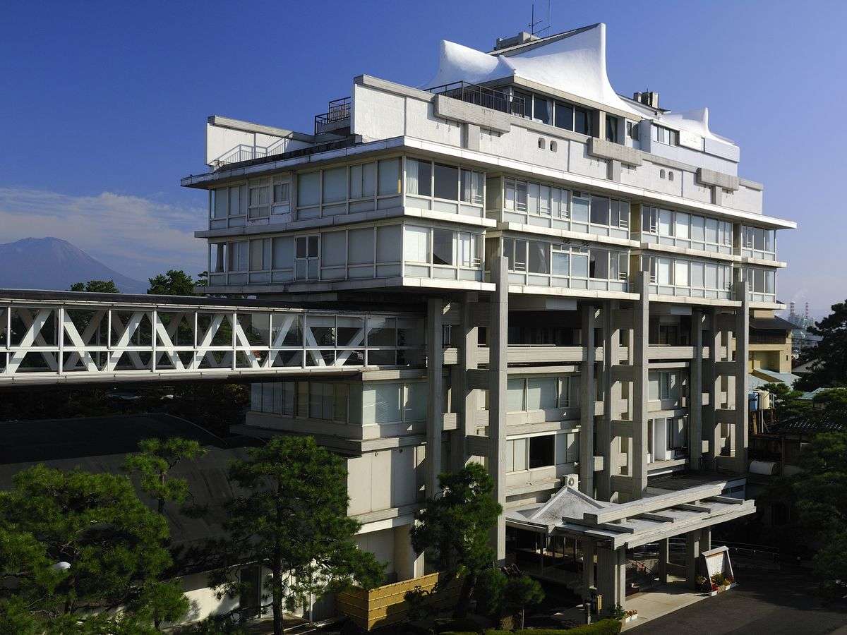 平成29年に有形文化財登録された本館「天台」は、建築家菊竹清訓先生の代表作です。