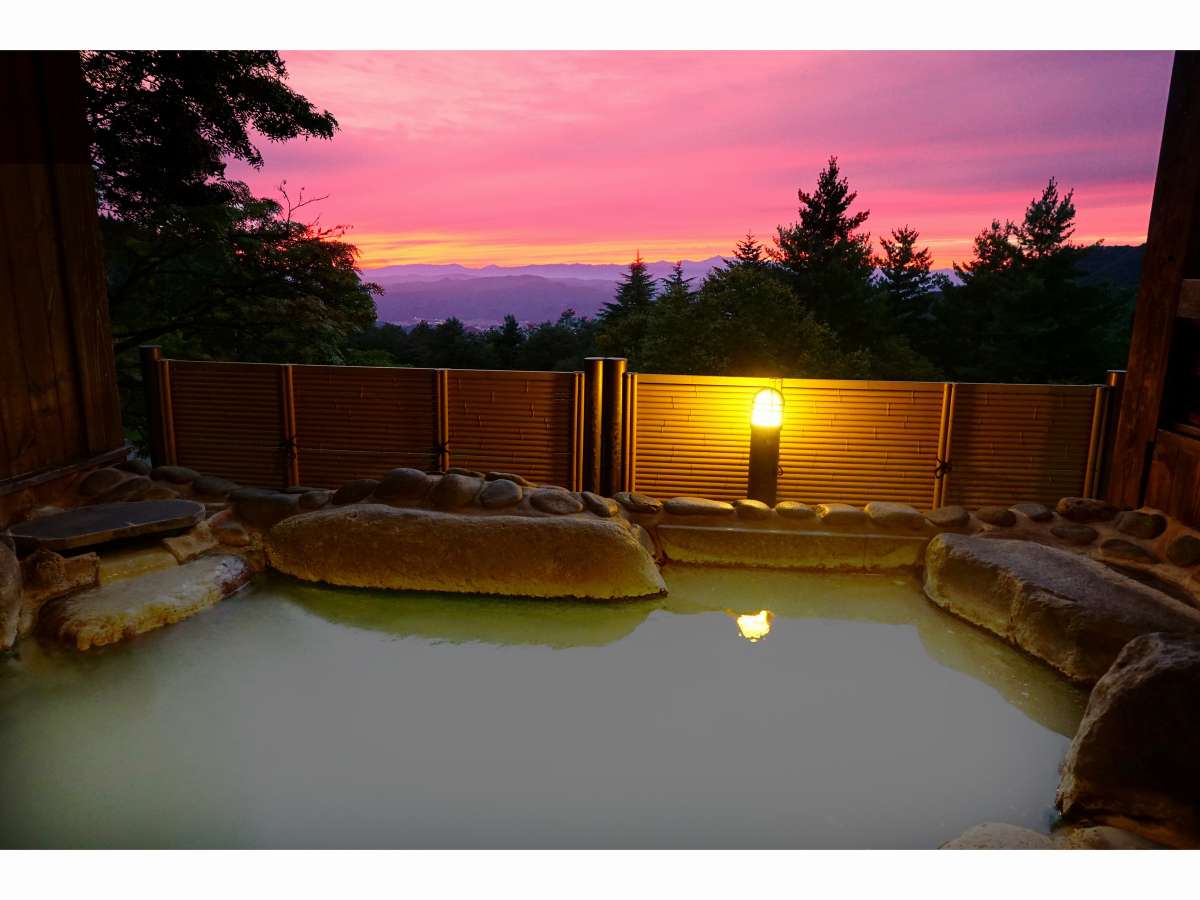 当館自慢の天然温泉･絶景露天の湯からはこんな夕日がご覧いただけます