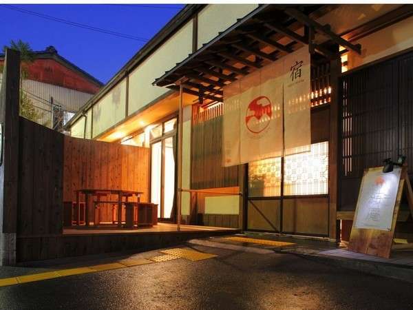 嵐山温泉旅館街に佇む結庵は小さな一軒家。玄関横のデッキで四季を感じながらの語らいをお楽しみ下さい