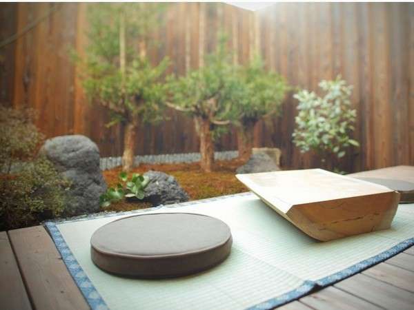 専用庭には京都原産の台杉を配し、秋には紅葉を独り占め。縁側に腰掛け、ゆるりとお過ごしください