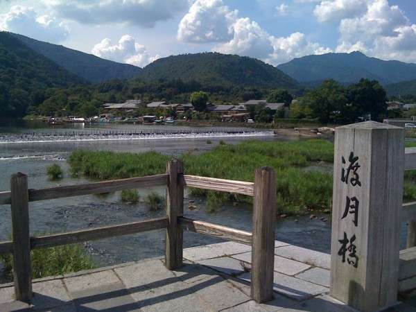 結庵は渡月橋から徒歩４５秒。嵐山・嵯峨野を遊びつくすには最高の立地にあります！街中へも電車で20分