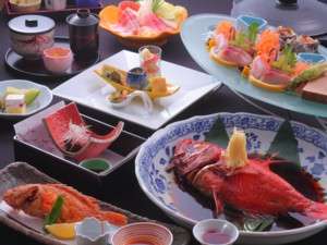 調理長が手間暇かけて全て手作り、芸術品とも言えるお料理の数々、女性に人気がある