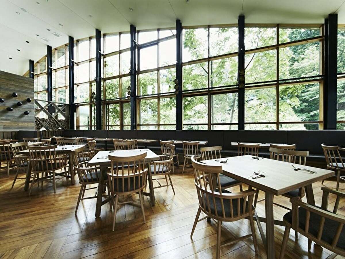 WOODSIDE dining：天井が高く開放的なレストランは時間の経過と共に見事に雰囲気を変えます。