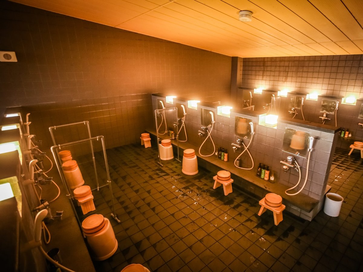 【ウェルネスリゾート沖縄休暇センター ユインチホテル南城】天然温泉かけ流しの大浴場の洗い場