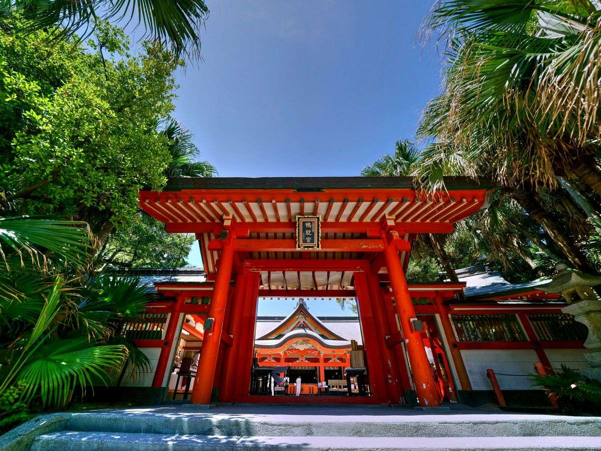 熱帯樹に囲まれた青島神社で神話のパワーを感じます(o^-^o)