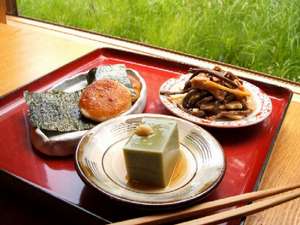 ふっくら甘い大根餅、風味豊かな抹茶豆腐など、素朴ながらも洗練された料理の数々を（例）