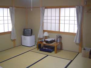 シンプル&清潔なお部屋で、ゆっくりおくつろぎ下さい。