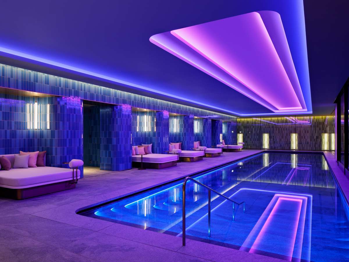 プールWET/ネオンライトの光が水面に反射し、幻想的な全長20mの屋内プール