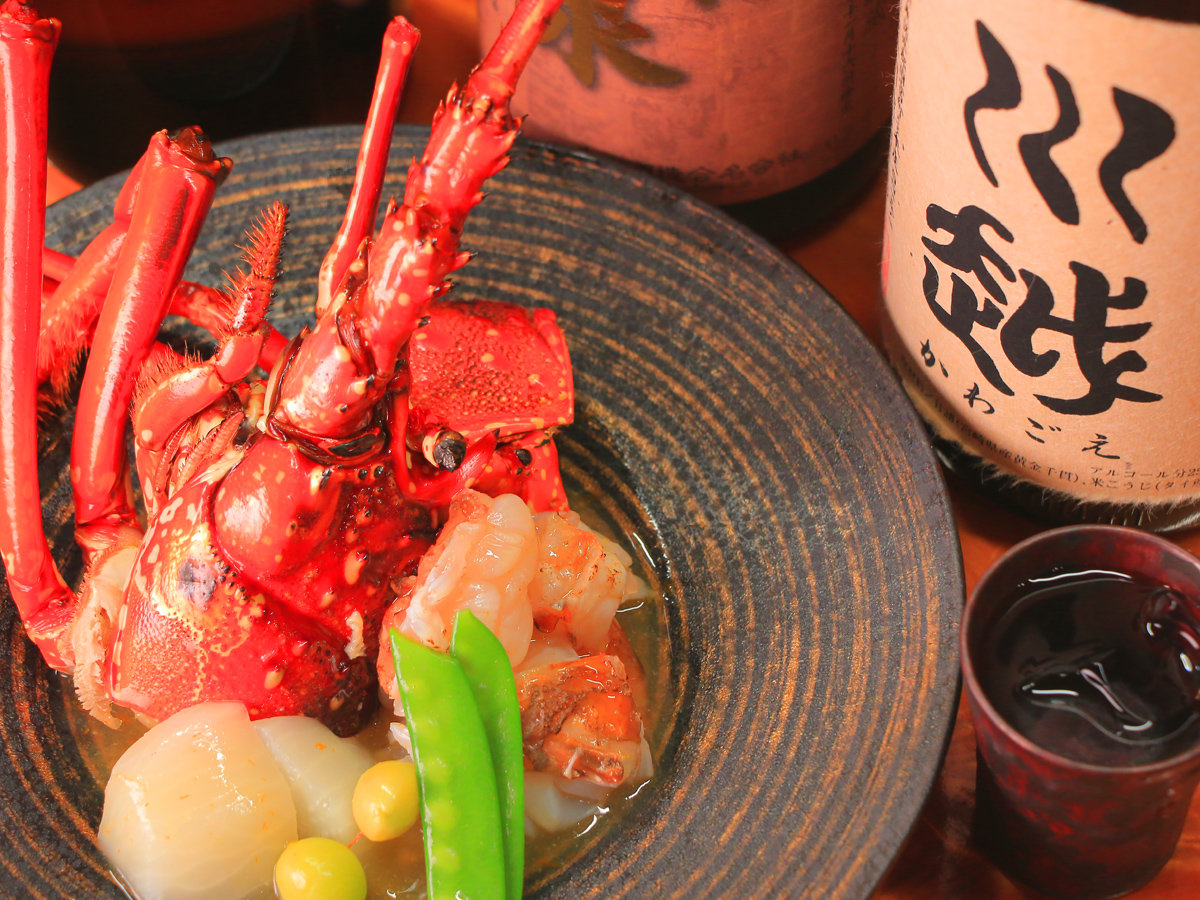 伊勢海老と旬のお野菜を贅沢に煮付けました。お酒にピッタリの料理です♪※食材はその時々で変わります。