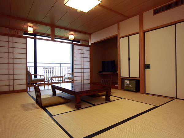和室10帖のお部屋。晴れた日には北九州方面まで見渡せます。はるか稜線に沈む夕日を見ることもできます。
