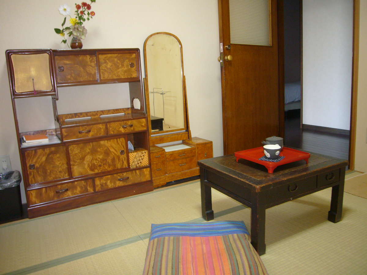 昔の家具を配置したなつかしい雰囲気の和室