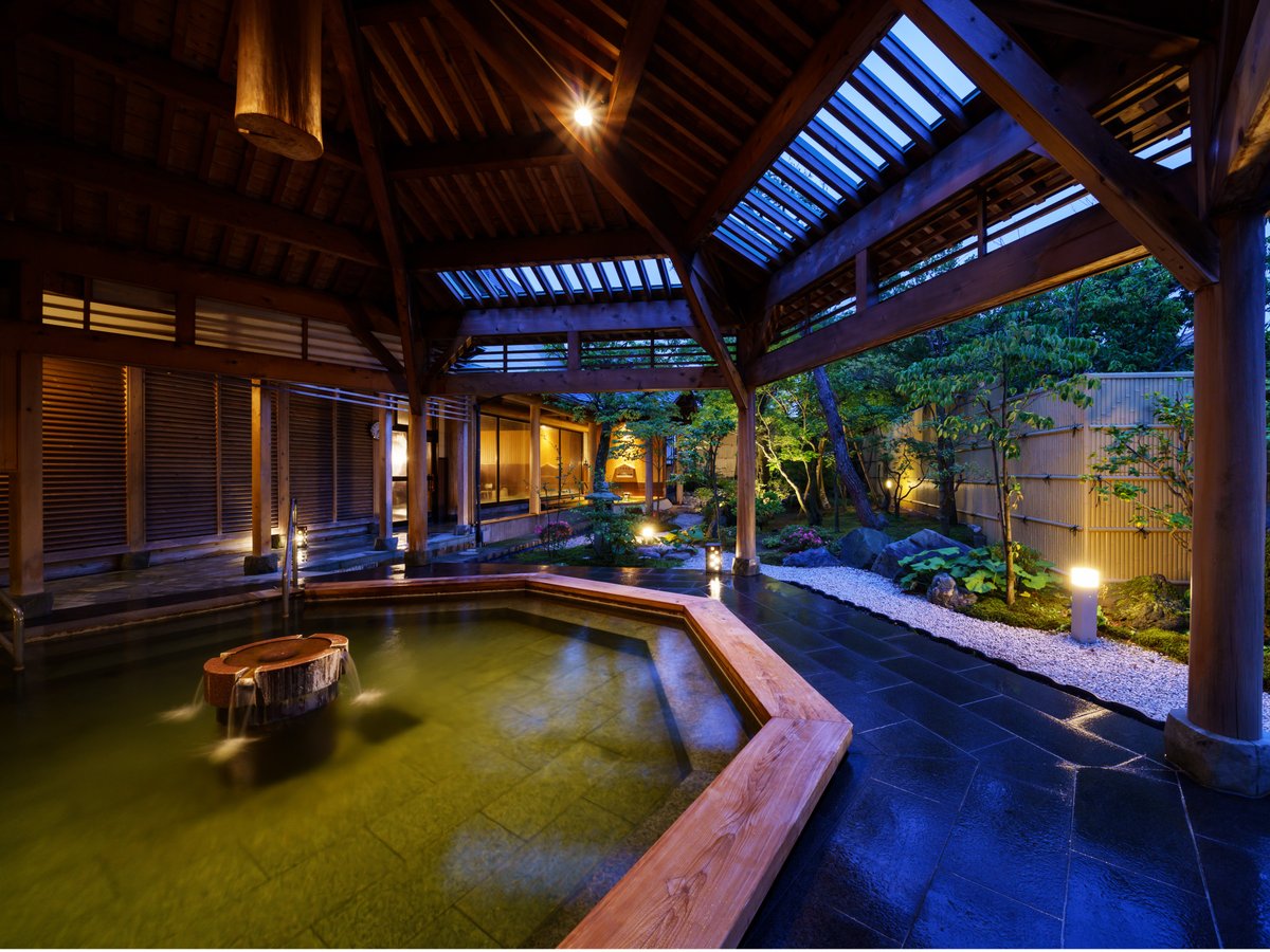 露天風呂【月美の湯】エメラルドグリーンの温泉で満たされている。