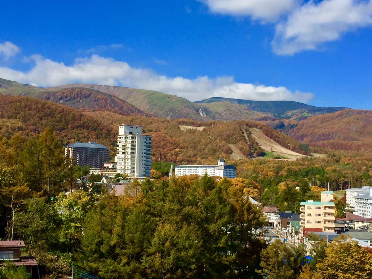 白根山と草津温泉の紅葉