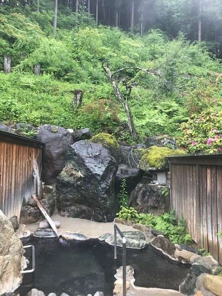 新緑を感じる露天風呂。気持ちのいい奥飛騨の四季を味わう。