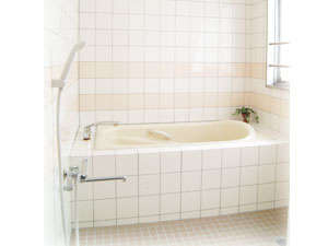 浴室例：全客室浴室はセパレート方式で，洗い場がございます。