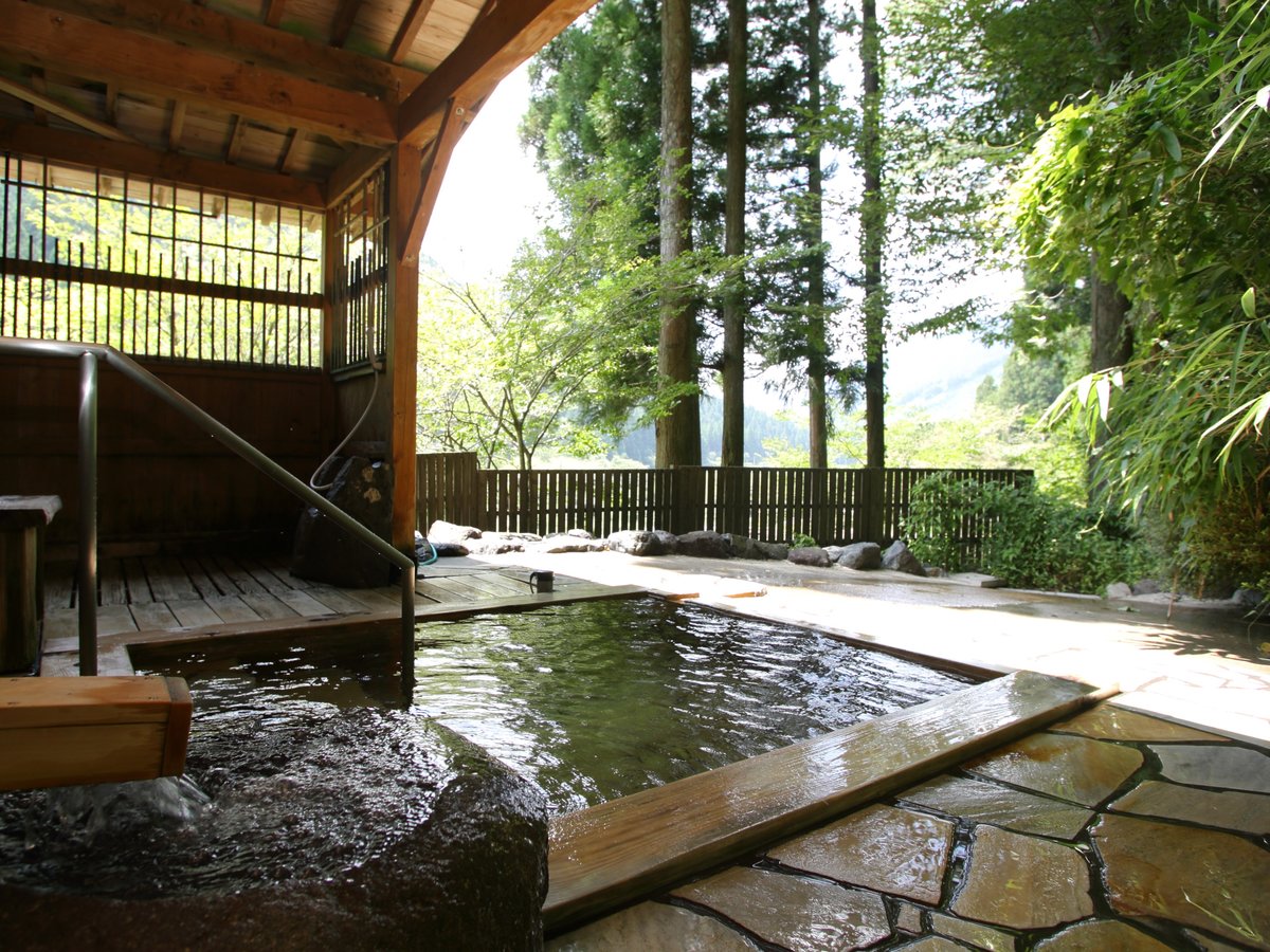 高台にある貸切露天風呂。源泉を温めただけのかけ流し。自然の中で季節の移ろいを心で感じられます。