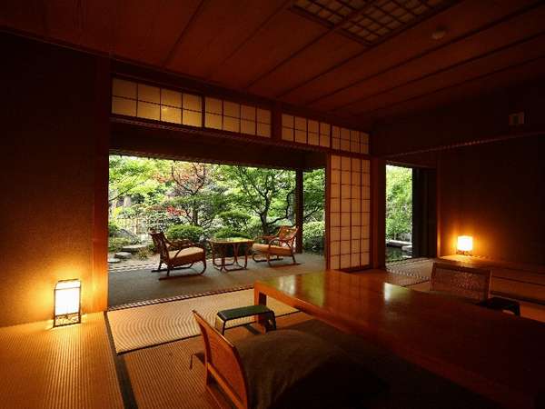【離れ家・紅塵庵】（茶室の趣を残した本格数奇屋造りの建築様式で日本の伝統美を随所にお感じ頂ける造り）