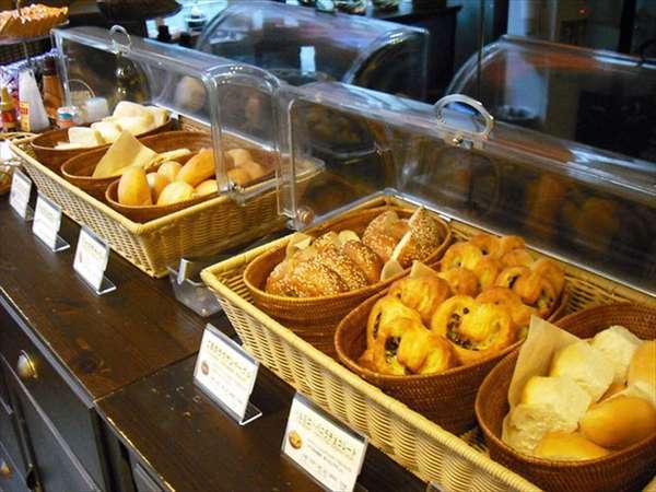 【無料朝食】７時～11時　パンは常時6種類、日替わりでご提供
