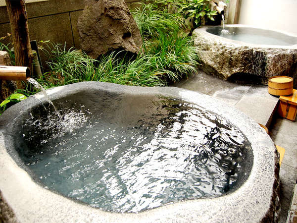 大きな御影石をくり抜いて造られた露天風呂。かけ流しの日田温泉の湯をお楽しみください。