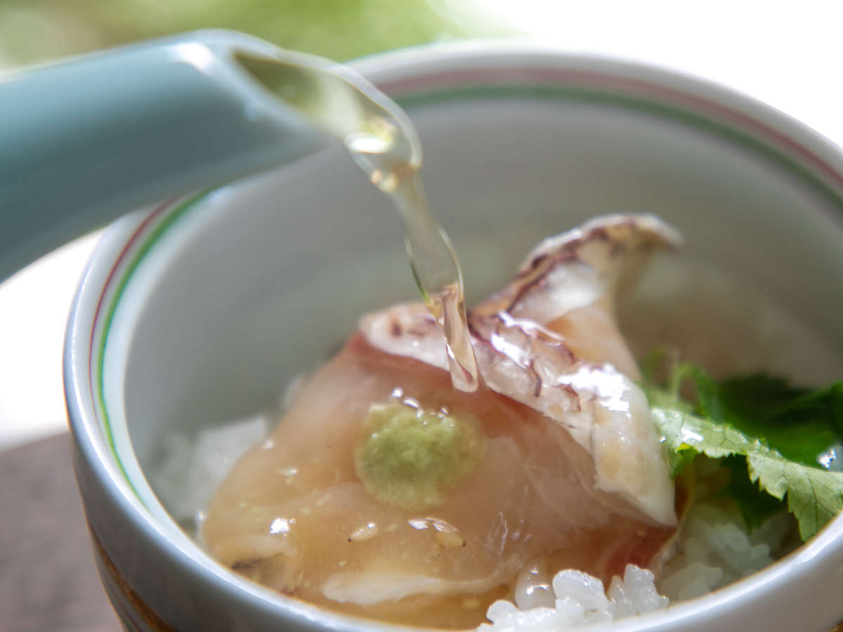 朝食一例】名物鯛茶漬けは一番出汁のみ使用。素材の旨みを存分に味わえる