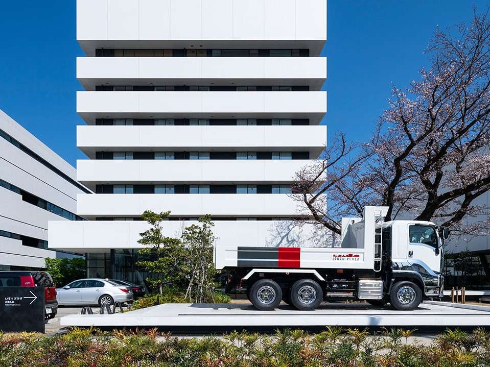 【ホテル外観】ＧＩＧＡトラックと桜の木が目印の7Ｆ建てのホテルです。