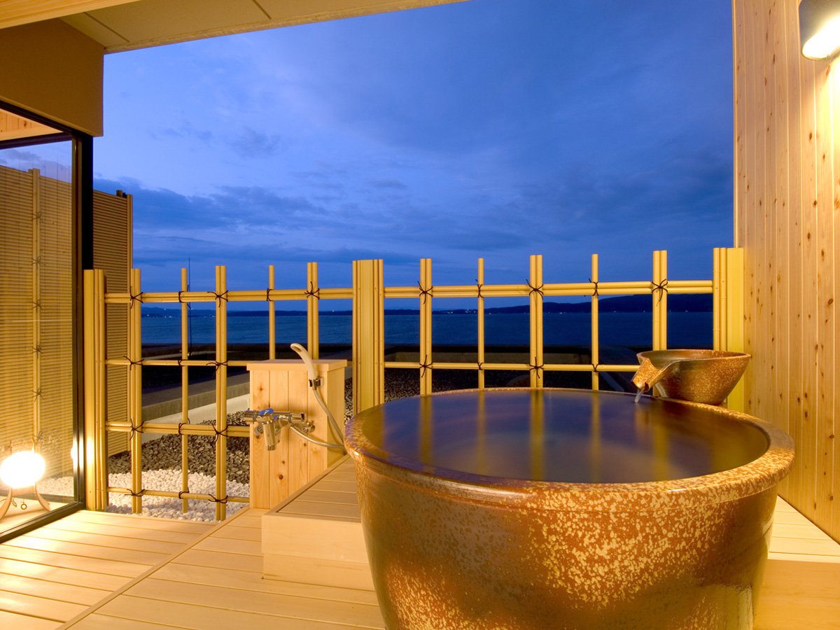 夕暮れの空と能登島と七尾湾の海の景色～客室露天風呂でゆったりとご覧ください
