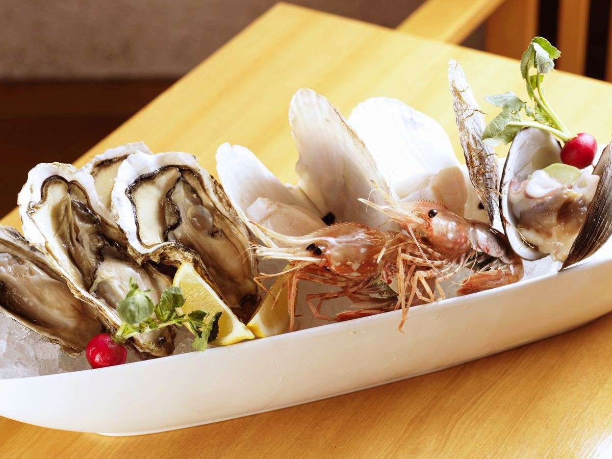 【ビュッフェ】シェフ特製メインディッシュ『季節の海鮮盛り合わせ』（2名様盛り一例）