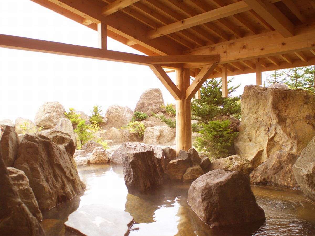 【1F和風大浴場】700tもの岩石を組み上げた野趣あふれる庭園の露天風呂！
