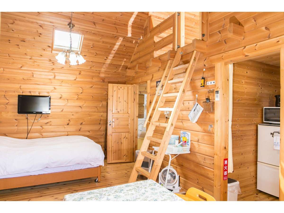 部屋、Wベットは２名で使用はしごで上がるとロフトは４名まで布団で宿泊できます。