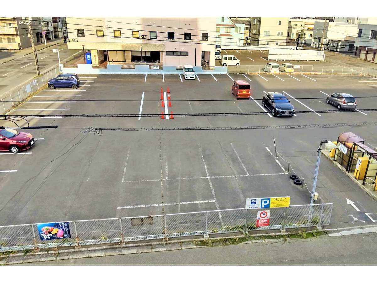 巴座駐車場（無料）広々・70台以上駐車可能。