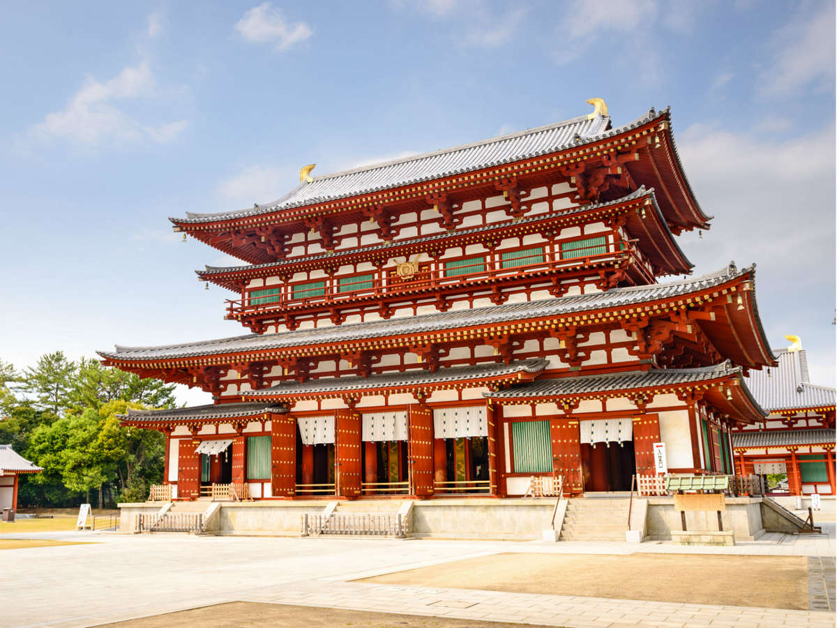 【周辺観光・薬師寺】「古都奈良の文化財」の1つとして世界遺産に登録されているお寺です。