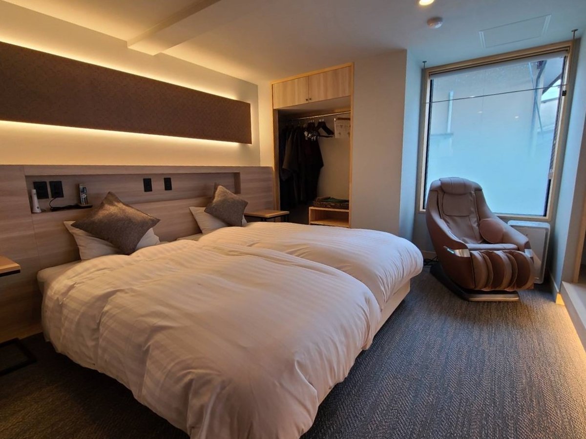 プレミア和洋室202　ベッドはハリウッドツイン仕様でダブルベッドの様に使えます。