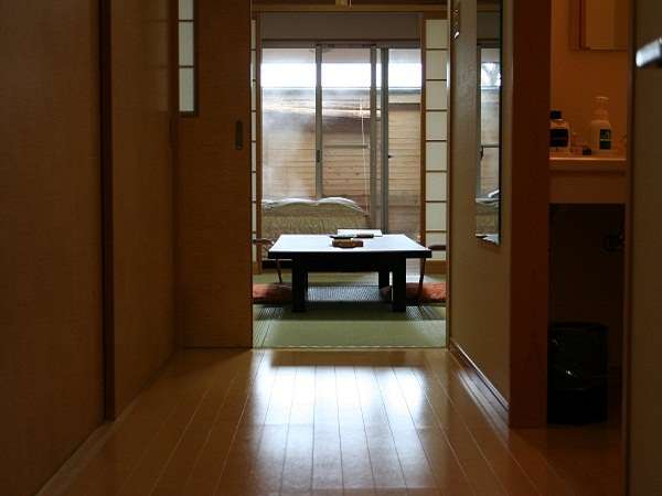【お部屋】玄関を入ると和室6畳→洋室→露天風呂と続きます