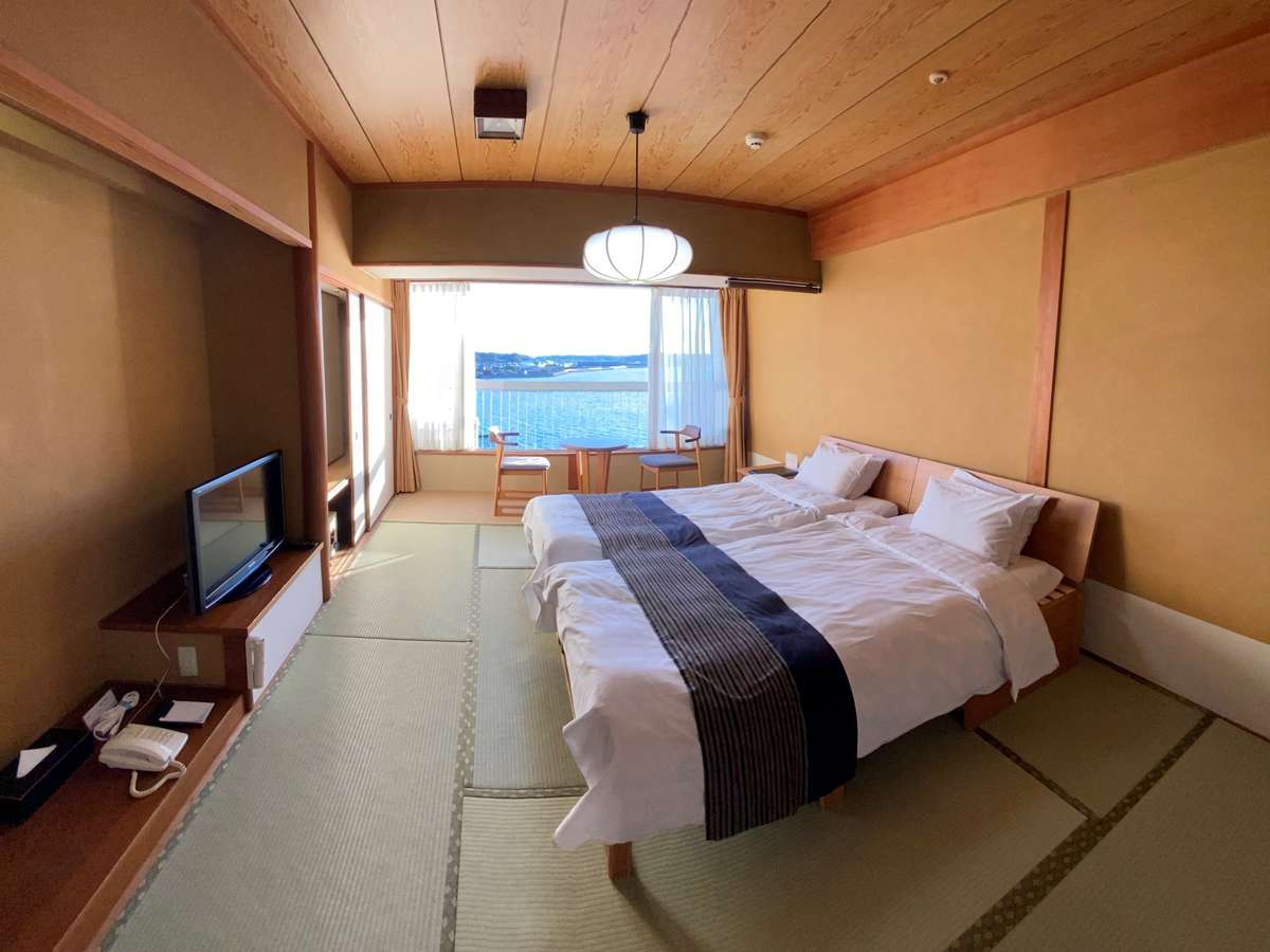浜名湖を望む和室にベッドの禁煙和ベッドタイプ。広さ10畳。