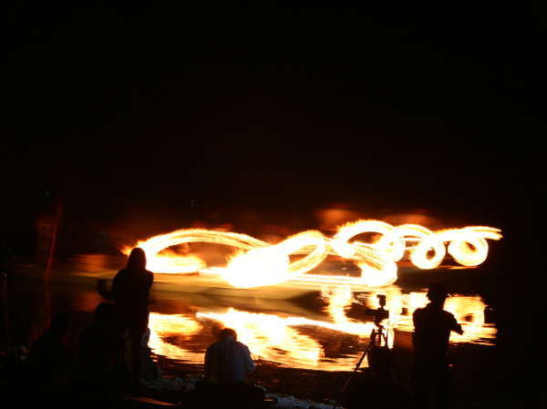 四万十川の伝統的な鮎漁「火振り漁」松明の炎が水面に映り幻想的。