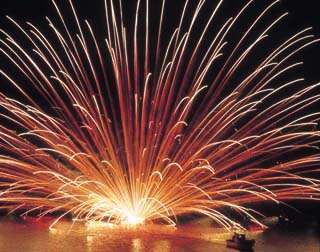 毎年8月11日は三国サンセットビーチで大花火大会開催　えびす亭からもみえますよ