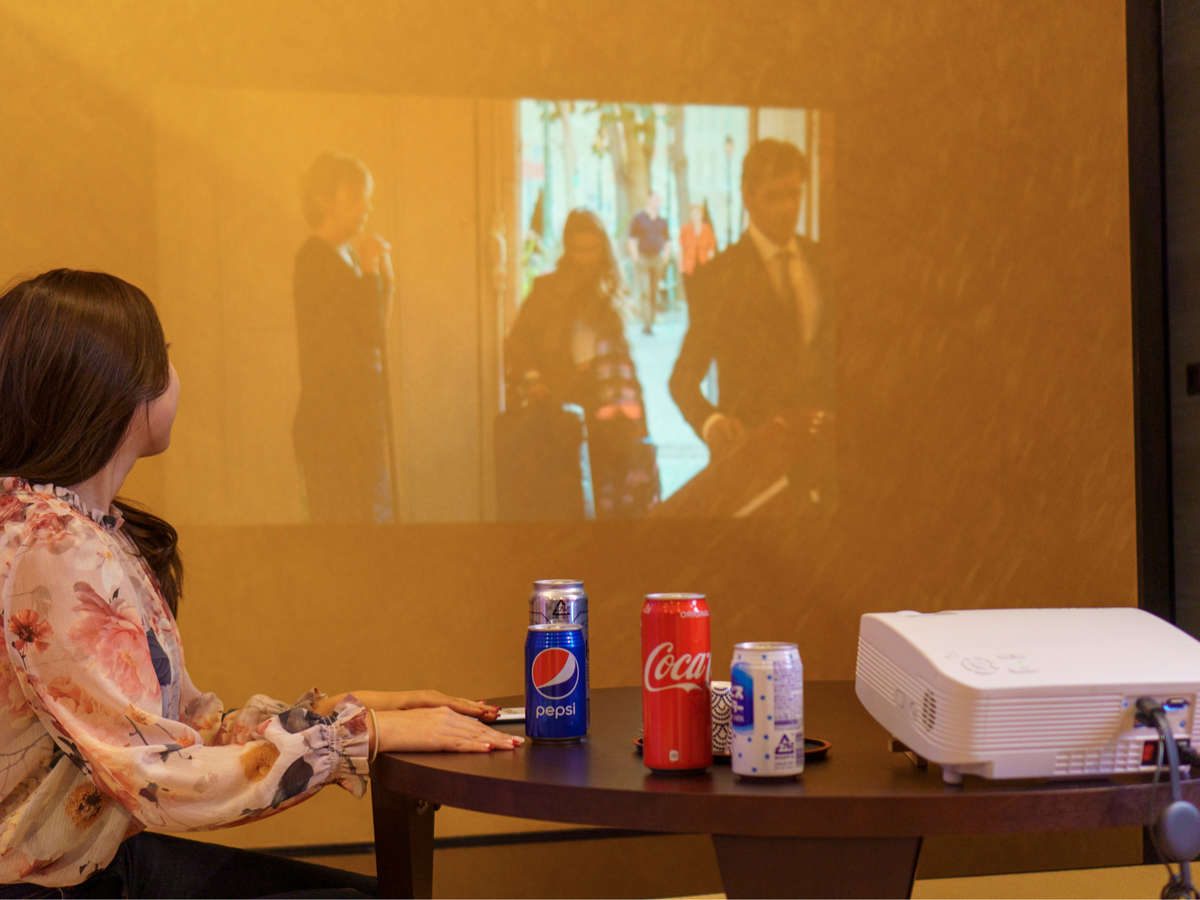 お部屋で映画鑑賞。オプションのプロジェクターはNETFLIX、YOUTUBE見放題。
