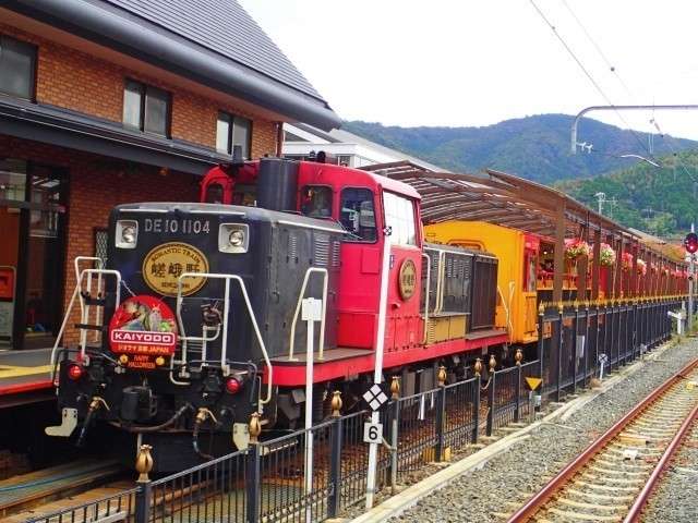嵐山の絶景を見渡せる、レトロなトロッコ列車です。
