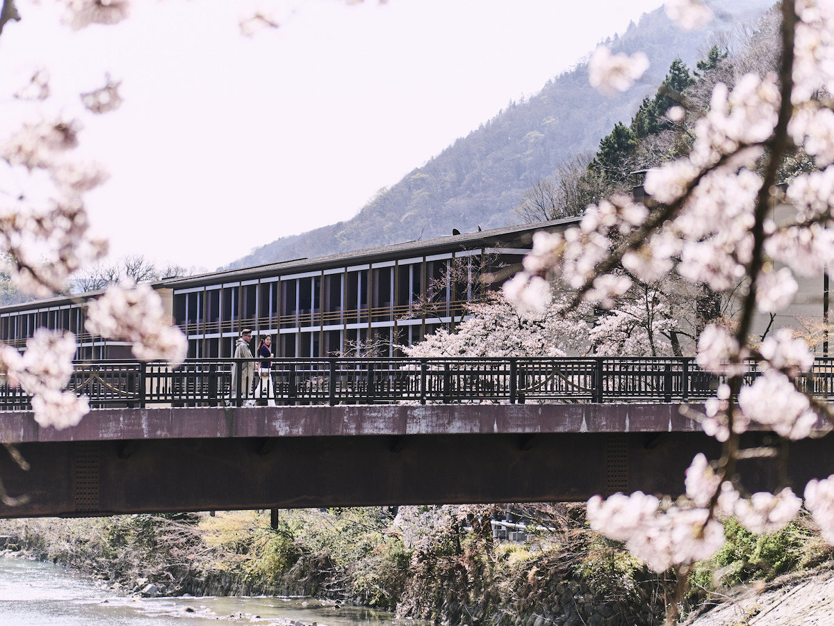 ダイナミックな箱根の山々を望み、桜並木に彩られた早川のほとりという絶好のロケーション。