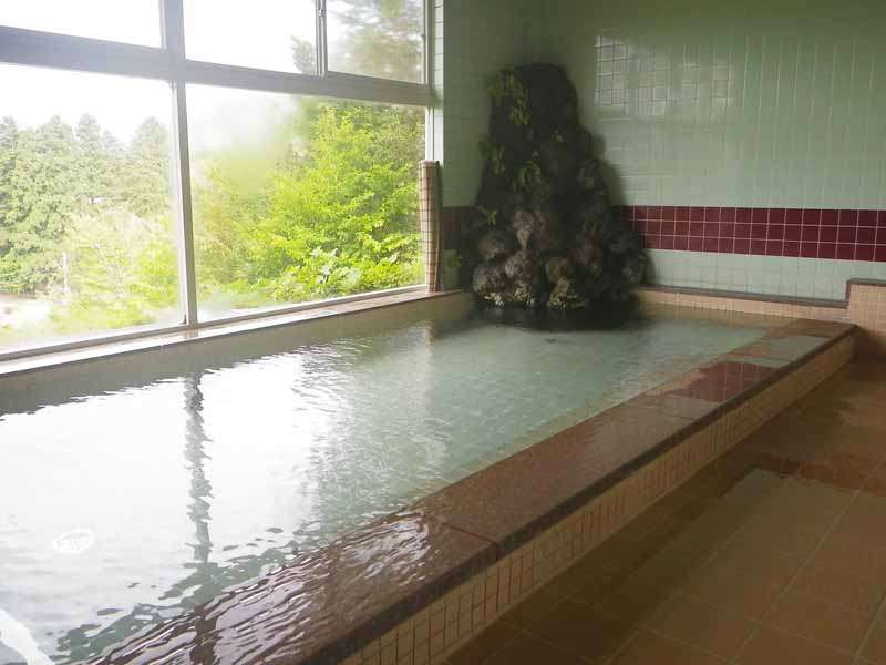 *男性大浴場/つきよの温泉。窓からは田園風景をのぞめます。