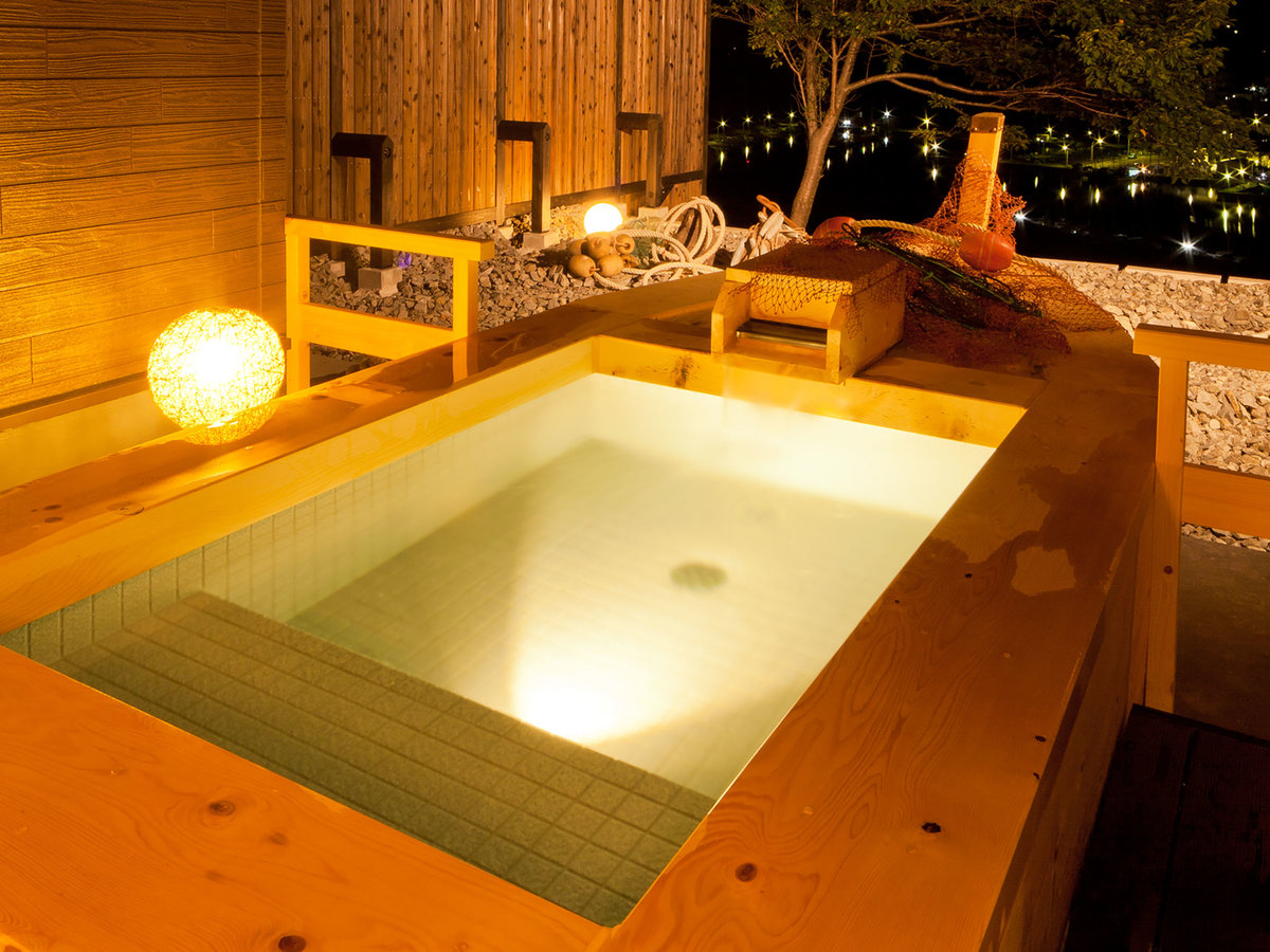舟型露天風呂は肌に優しい高野槙の木材を使用しています。