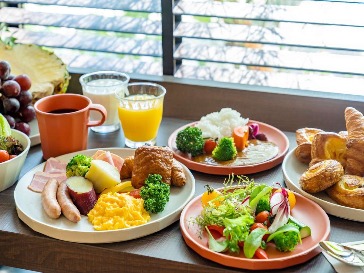【朝食バイキング】メニュー一例地元九州産の美味しいお米や野菜などの彩りメニューの数々。