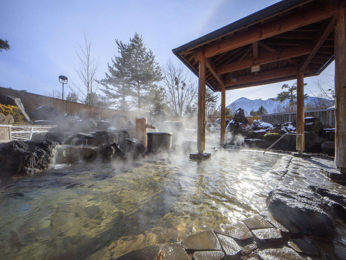 【大浴場岩露天風呂】露天風呂は岩造りの湯殿で、岩手山を望みながら贅沢な湯浴みを楽しむことができます。