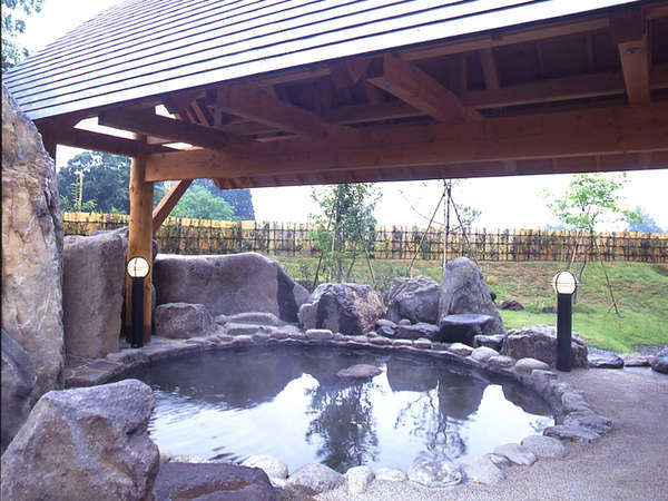 *露天風呂。自然に囲まれた開放的な天然温泉です。