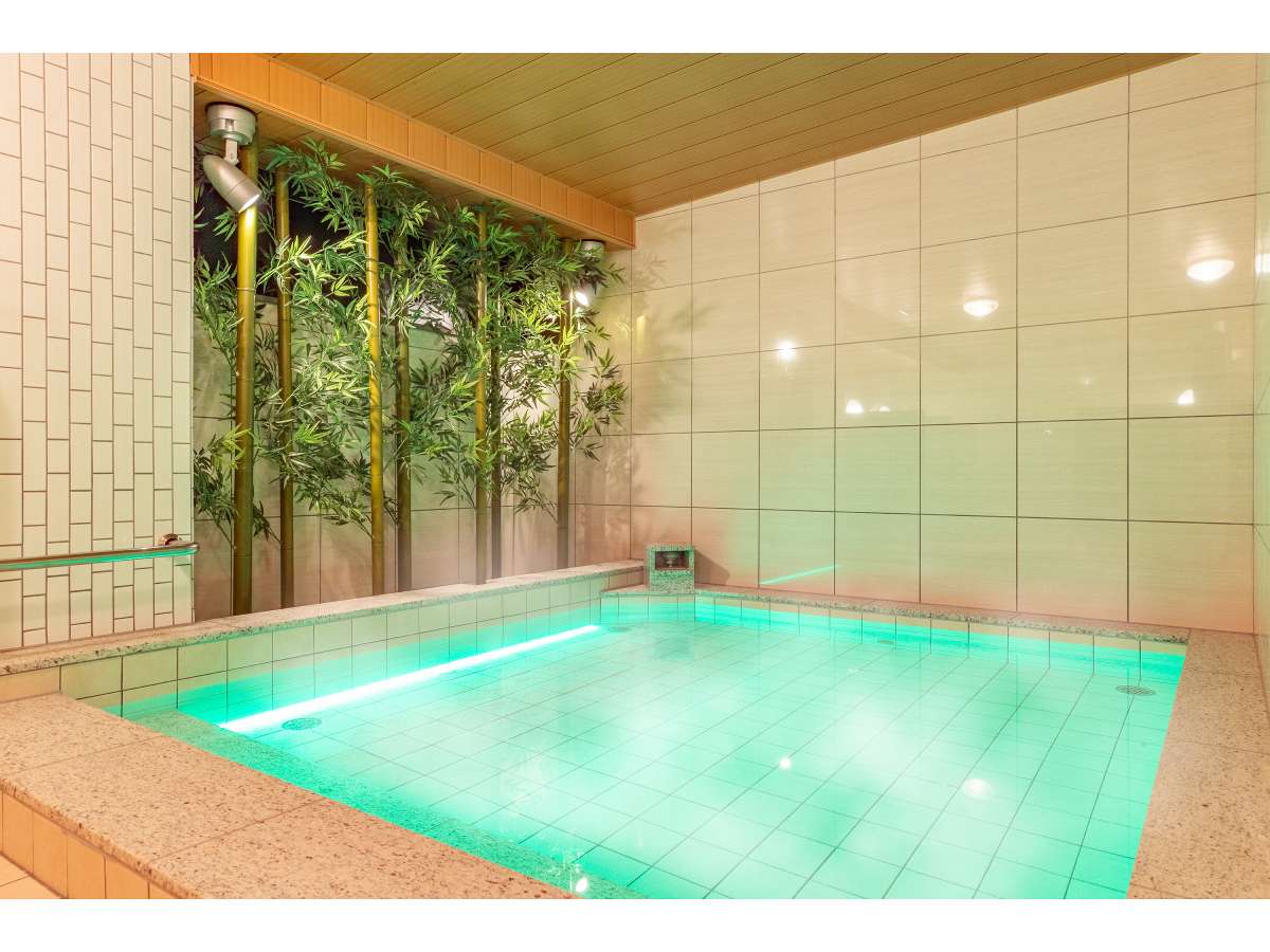 女性浴場☆湯船越しの竹林がエステティックな空間を創り出しています。