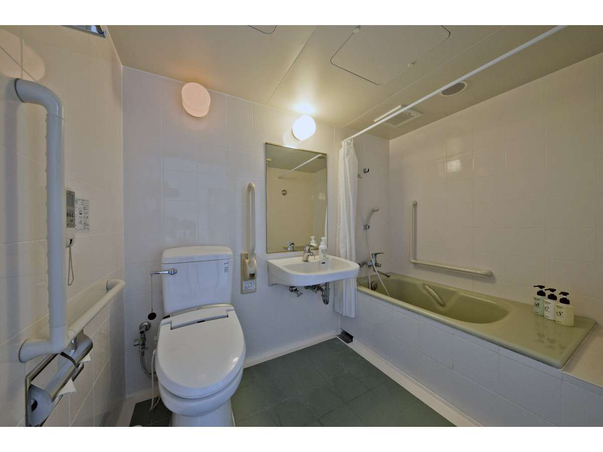【スマイルホテル沖縄那覇】ダブルルーム（ベッド幅140cm1台・２名定員・14平米）のバスルーム